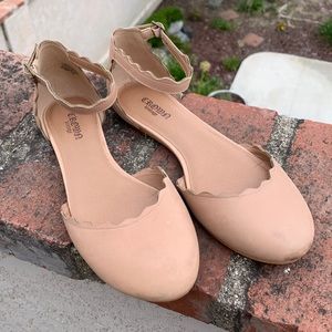 Cute nude flats with scalloped edges